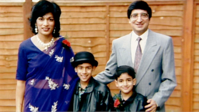 ऋषि सुनक अपने माता-पिता के साथ