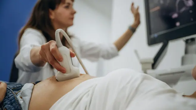 pessoa passando por exame de ultrassom abdominal