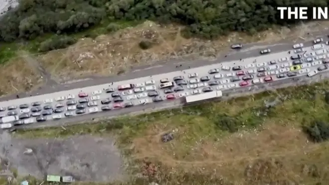 صور من الجو تظهر طوابير طويلة لسيارات على الحدود الروسية-الجورجية