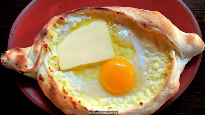 Acaruli xaçapurisinin ortasına vurulan yumurta günəşi, pendir isə dənizi əks etdirir