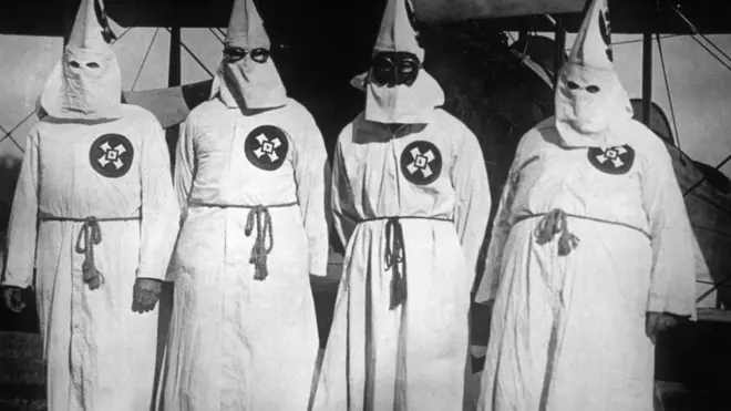 قال كروفورد إنه ينتمي لمجموعة كو كلوكس كلان العنصرية.