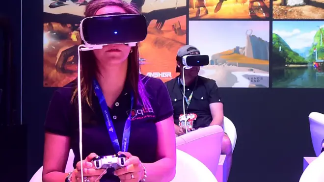 امرأة تستخدم سماعة الواقع الافتراضي