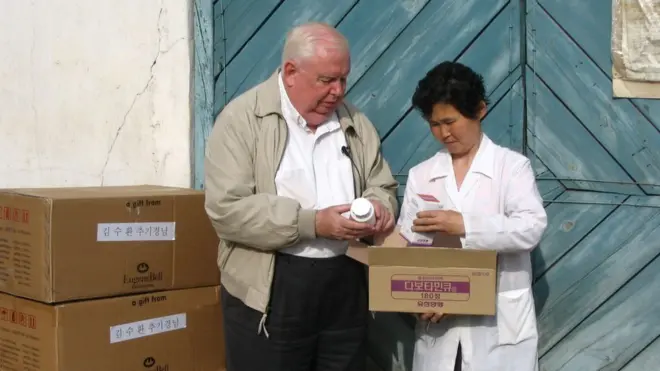 북한을 방문한 제리 해먼드 신부가 구호물품을 점검하고 있다.