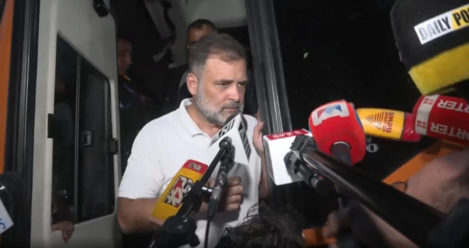 काँग्रेसचे खासदार आणि लोकसभेतील विरोधी पक्षनेते राहुल गांधी यांनी 'एक्स'वर (X) पोस्ट केलंय की, विरोधी पक्षांचे खासदार 'तीस जानेवारी मार्ग' इथल्या 'गांधी स्मृती' स्थळाकडे जात आहेत.