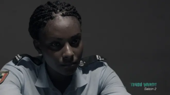 Halima Gadji dans le rôle d'une policière dans Tundu Wundu 2.