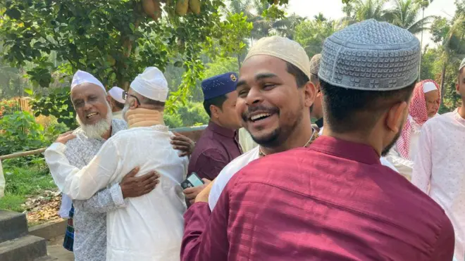 কোলাকুলি করে শুভেচ্ছা বিনিময়