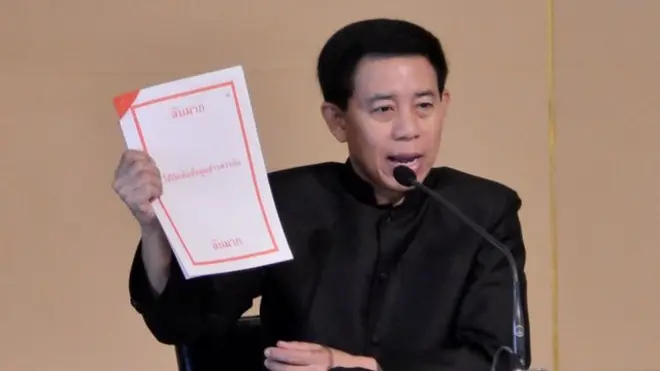 พล.ท.สรรเสริญชูเอกสารมุมแดง เพื่อชี้แจงว่าเหตุใดถึงแถลงข่าวมติ ครม. เรื่องการจัดซื้อเรือดำน้ำไม่ได้