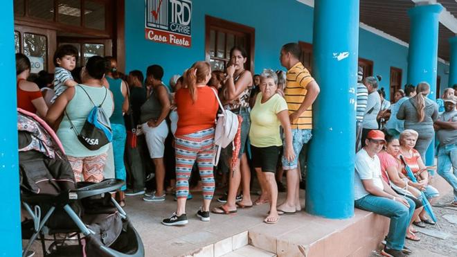 Dólares en Cuba: por qué el gobierno abrió tiendas con productos en la moneda estadounidense - BBC News Mundo