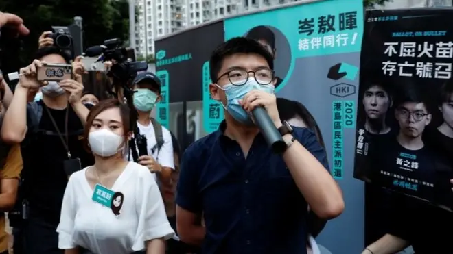 黃之鋒（右）與袁嘉蔚（左）在初選當天在街頭拉票。