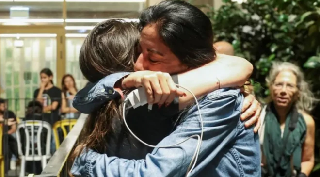 በደስታ የተቃቀፉ ሰዎች