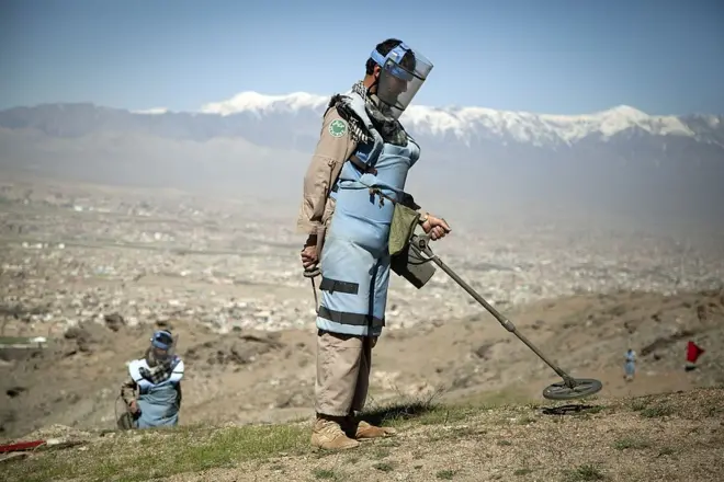 مردی در حال مین روبی