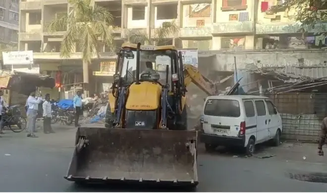 मीरारोड इथल्या तणावानंतर पालिकेने चालवला बुलडोझर