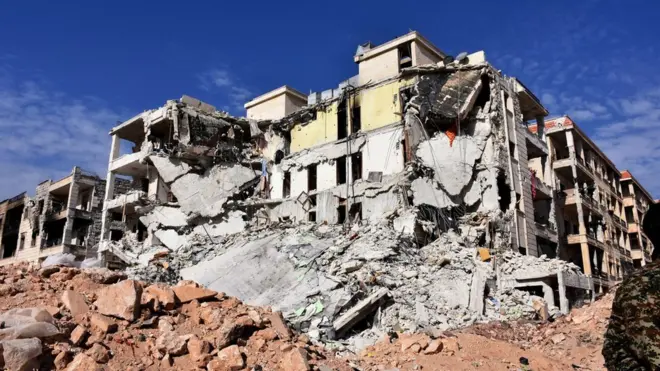 أدت الحرب إلى دمار واسع في سوريا، ما شرد الملايين داخل البلاد وخارجها.