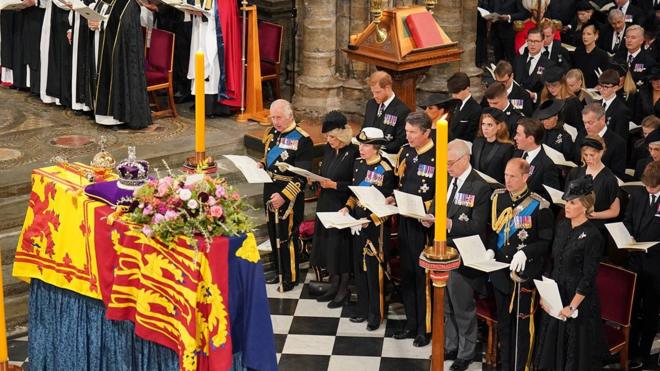 葬儀には女王自らのリクエストが反映され、この日のために作曲された聖歌なども歌われた