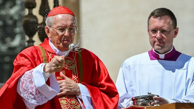 Giovanni Battista Re bendice el féretro del papa.