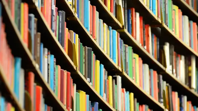 Книжки на полицях в бібліотеці