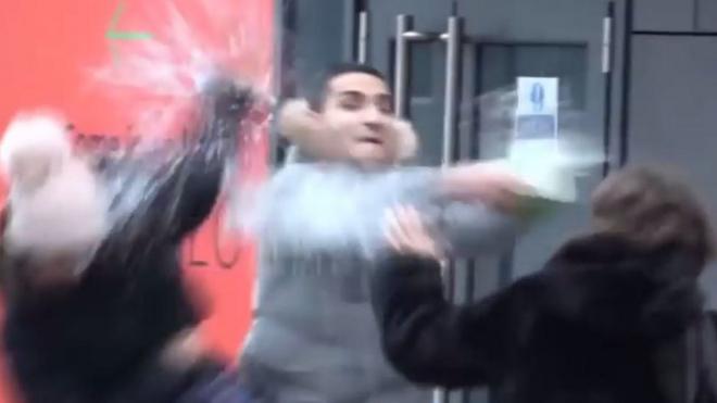 video de Arya Mosallah tirando agua como si fuera ácido