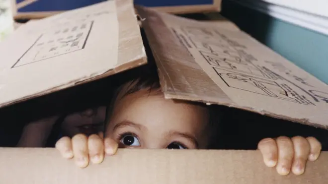 Сторонники и противники бэби-боксов ожесточенно спорят о том, что такон дето-приемник: зло или благо.