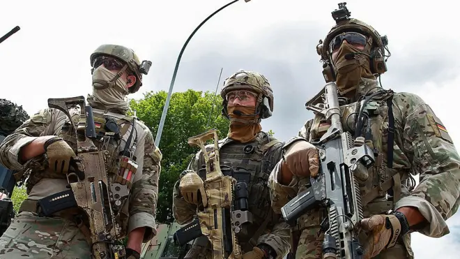 Спецназ бундесвера KSK (Kommando Spezialkräfte) в этом году был частично расформирован за связи бойцов с праворадикалами. На фото - учения KSK в 2014 году.