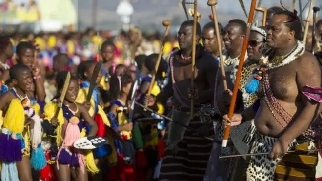 Raja Mswati III (paling kanan) menyapa para peserta Tarian Alang-alang alias Umhlanga di Desa Ludzidzini, Swaziland, 2 September 2013.