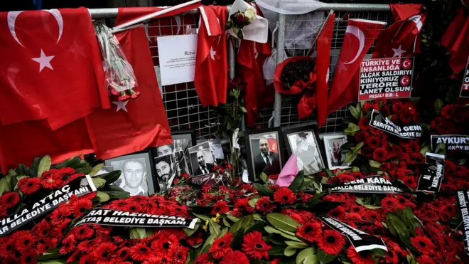 İstanbulda silahlı hücumdan sonra Reina gecə klubunun önü