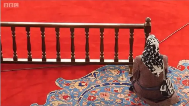 Perempuan di Istanbul, Turki memprotes aturan tabir atau pembatas di area beribadah di masjid.