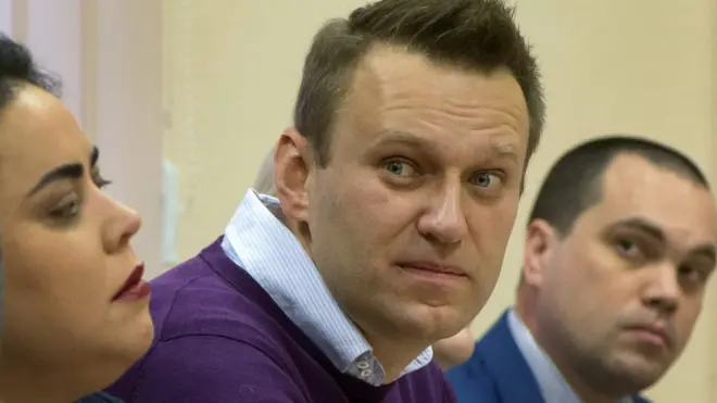 "Дежавю", - сказал Алексей Навальный, войдя в зал заседаний Ленинского районного суда Кирова. Оглядев публику, он добавил: "Но много новых лиц"