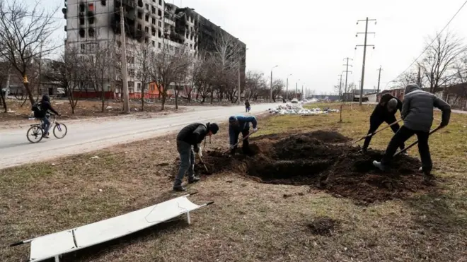 मार्च २० मा बाटोको छेउमा चिहान खनिँदै