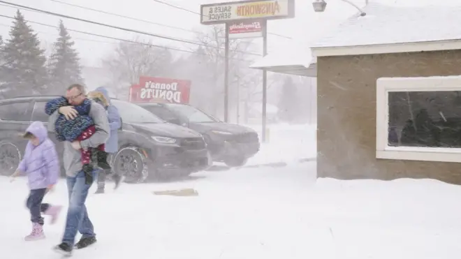 عائلة بين الثلوج في فلينت بولاية ميشيغان