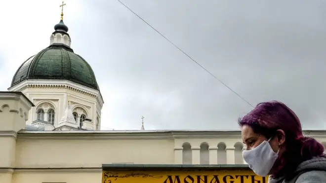 женщина в маске