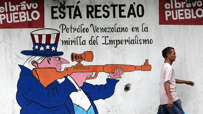 Un mural propagandístico pintado en Caracas