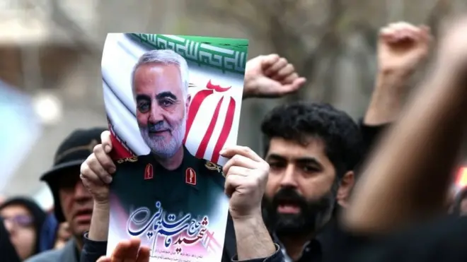 Para pengunjuk rasa beraksi di depan kantor PBB di Teheran menentang pembunuhan terhadap Jenderal Qasem Soleimani.