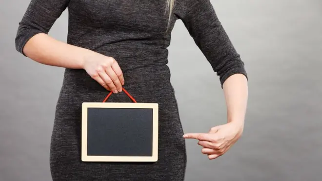 Una mujer con una tableta