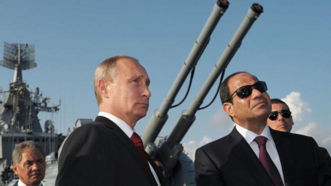 Vladimir Putin y el presidente egipcio Abdel Fattah al Sisi durante una visita al Moskva, en Sochi, el 12 de agosto de 2014.