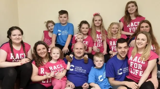 El padre de una de las familias más grandes de Escocia, Roy Hann, dio positivo en covid-19.