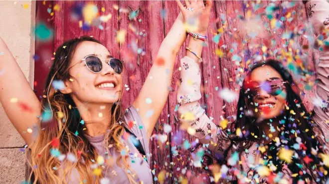 Chi một chút tiền để giúp một người lạ, sẽ làm cho bạn hạnh phúc hơn nhiều so với sử dụng số tiền đó để chi cho mình?