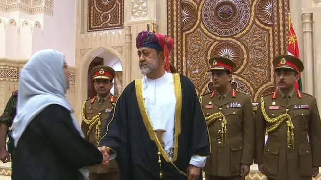 هيثم بن طارق سلطان عمان الجديد يسلم على سيدة ووراءه الحرس السلطاني العماني.