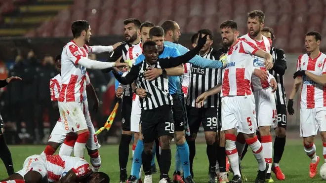 Koškanje fudbalera Partizana i Crvene zvezde na derbiju iz aprila 2021.