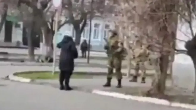Ukraine: Woman confronts armed Russian soldier
