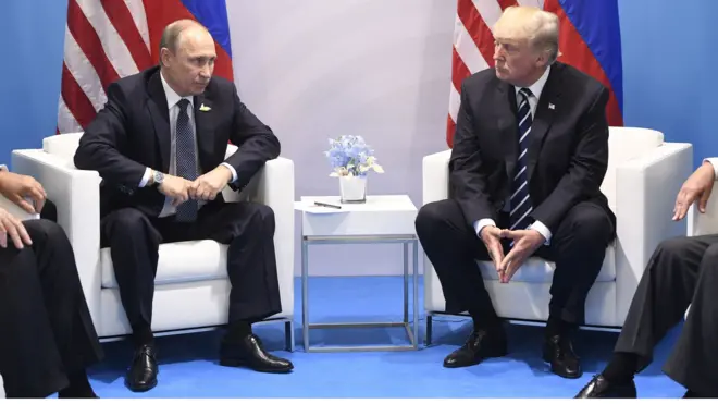 นี่เป็นการพบกันครั้งแรกของประธานาธิบดีวลาดิเมียร์ ปูตินของรัสเซีย (ซ้าย) พบกันกับประธานาธิบดีโดนัลด์ ทรัมป์ของสหรัฐฯ ในระหว่างการประชุมจี 20 ที่ประเทศเยอรมนี