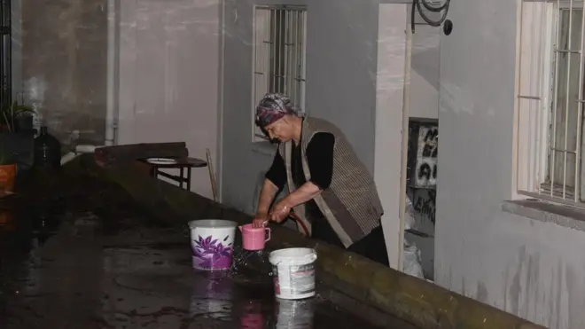 İzmir'deki fırtına yüzünden 16 kişi yaralandı