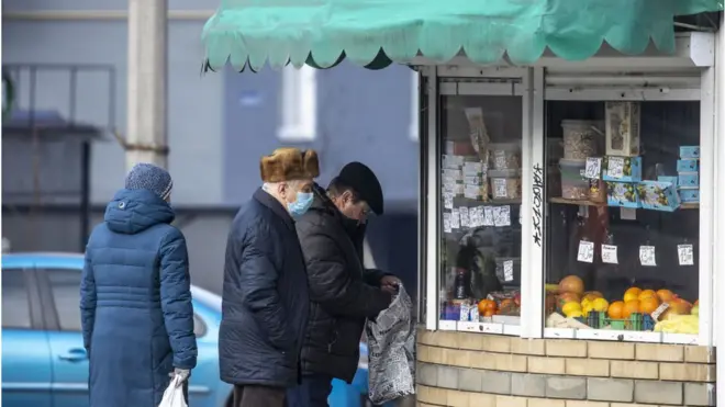 Người dân mua thức ăn từ một quầy buffet ở thành phố Kramatorsk, thuộc vùng Donbas hôm 24/2