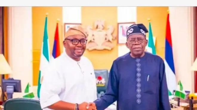 Adebayo Adelabu ati Aarẹ Bola Tinubu n bọ ara wọn lọwọ.