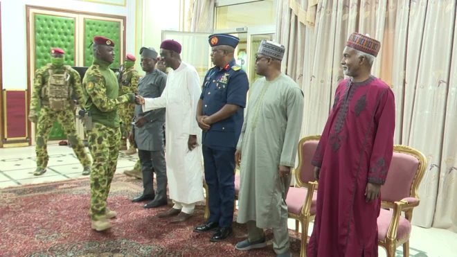 Le président Ibrahim Traoré saluant la délégation nigériane dépêchée par le président Bola Ahmed Tinubu.
