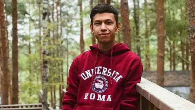 Темирлан Енсебек в худи с надписью Universita Roma.