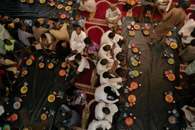 Des jeûneurs en attente du repas de rupture dans une mosquée