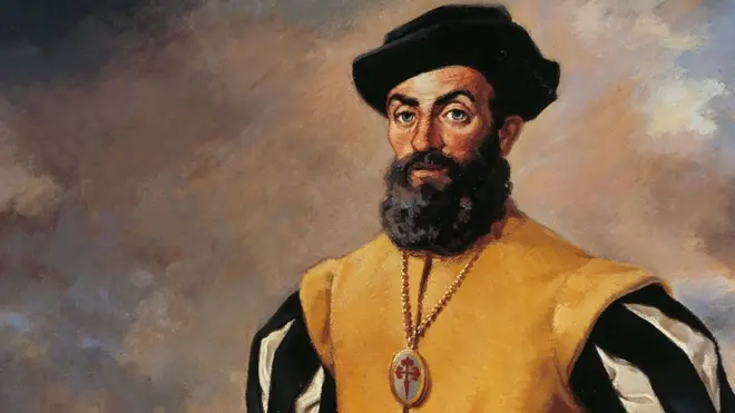 Detalhe de pintura de Magalhães, mostrando seu rostro, com chapéu e roupa amarela com mangas brancas e pretas