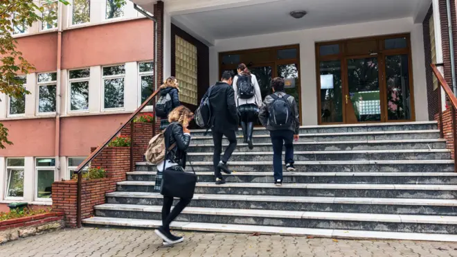 Okula giden öğrenciler 