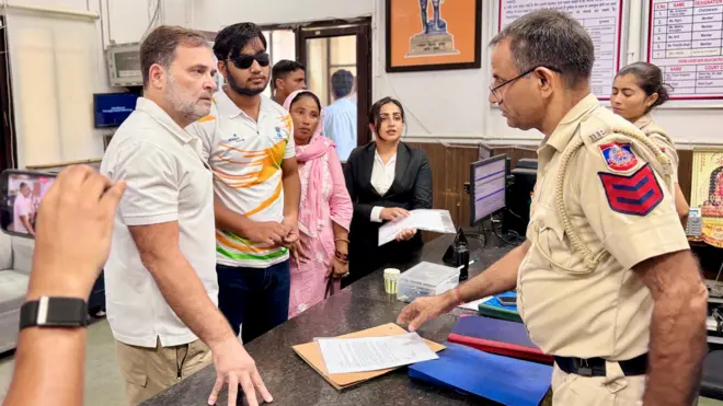 संसद मार्ग थाने पर पहुँचे राहुल गांधी