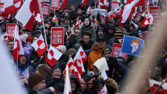 أعلام غرينلاند في مسيرة احتجاجية في نوك ضد رغبة الرئيس دونالد ترامب بالاستحواذ على الجزيرة